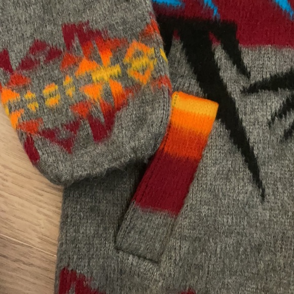 Artesan Hand Made Ecuadorian Wool Hoodie - Picture 6 of 10